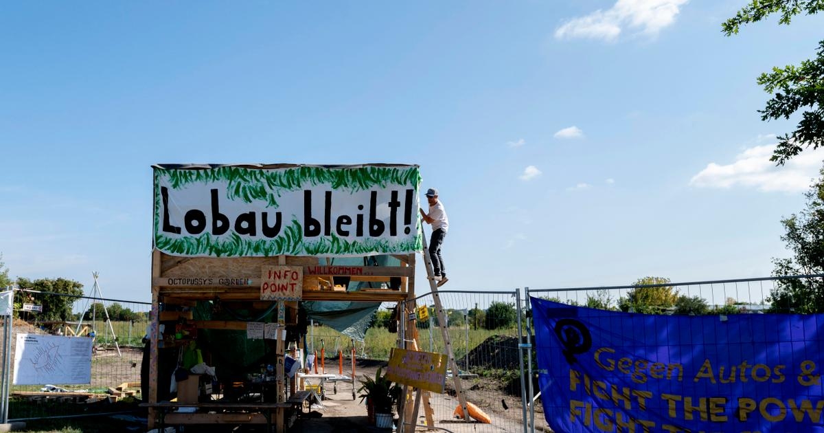 In Vienna, the Lobau nature reserve is once again threatened by a motorway project.