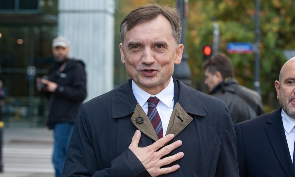 Парламентский комитет поддерживает снятие иммунитета с Зиобро. Он требует разрешения на его задержание и арест.