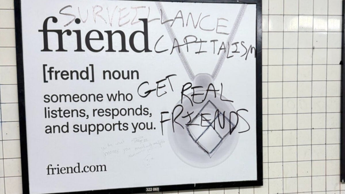 Oblężony startup AI „Friend” zmienia stronę internetową, aby łatwiej wykorzystywać osoby samotne