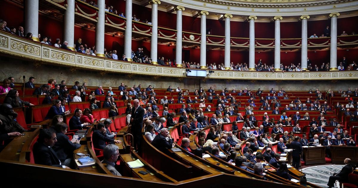 В галереях Национального собрания можно было увидеть молодых женщин в платках; Браун-Пиве осудил их наряд, назвав его «неприемлемым».