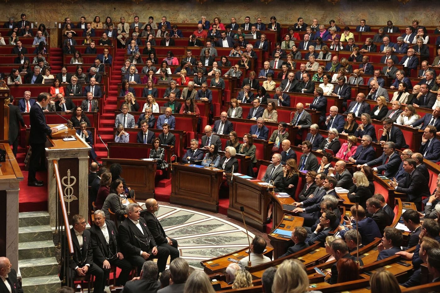 “Só queremos trabalhar!”: a história de um dia como nenhum outro na Assembleia Nacional