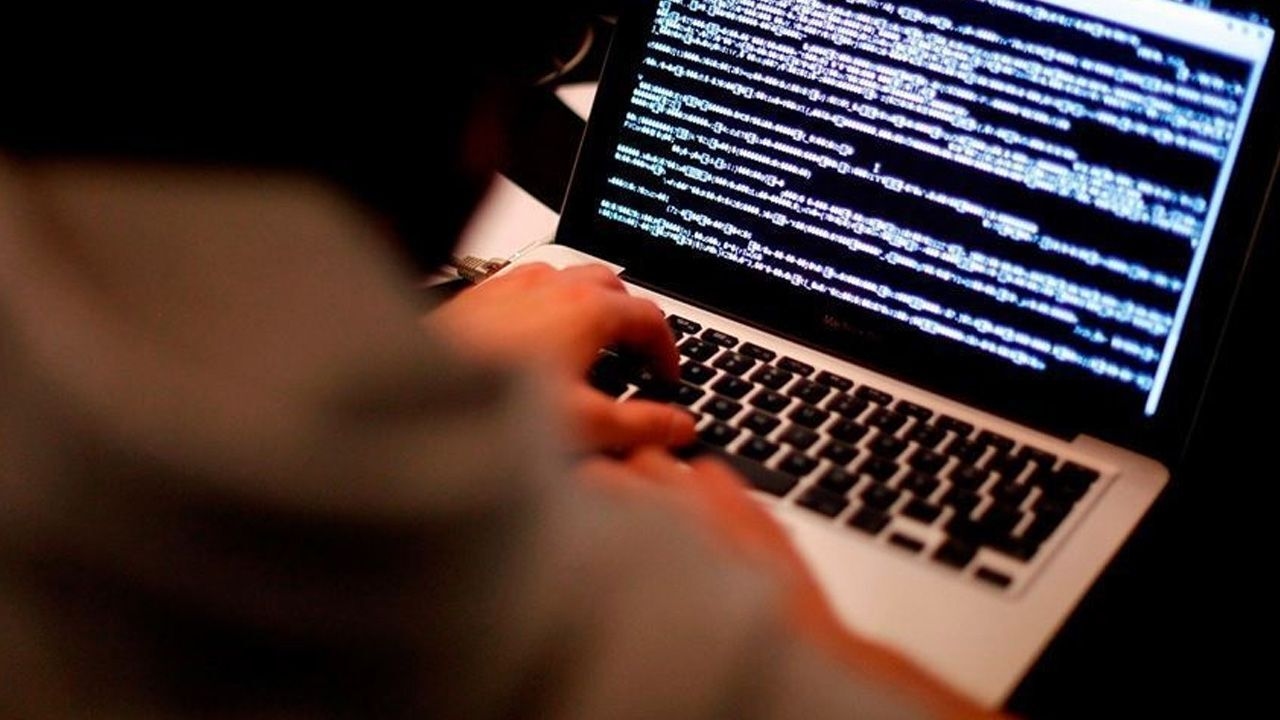 ¡Los vídeos obscenos de trampa generan muchísimo dinero! La mayoría de la gente está demasiado avergonzada para quejarse.