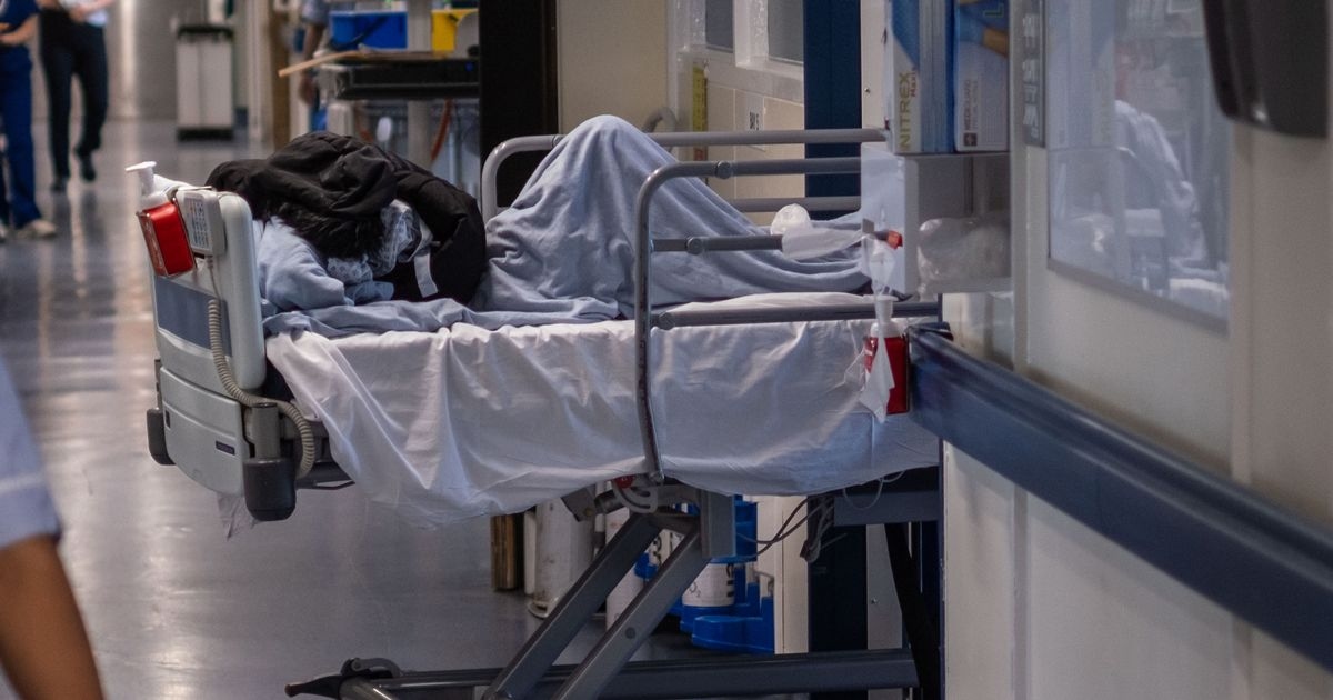 La atención en los pasillos de urgencias es "una vergüenza nacional": pacientes atendidos en camillas.