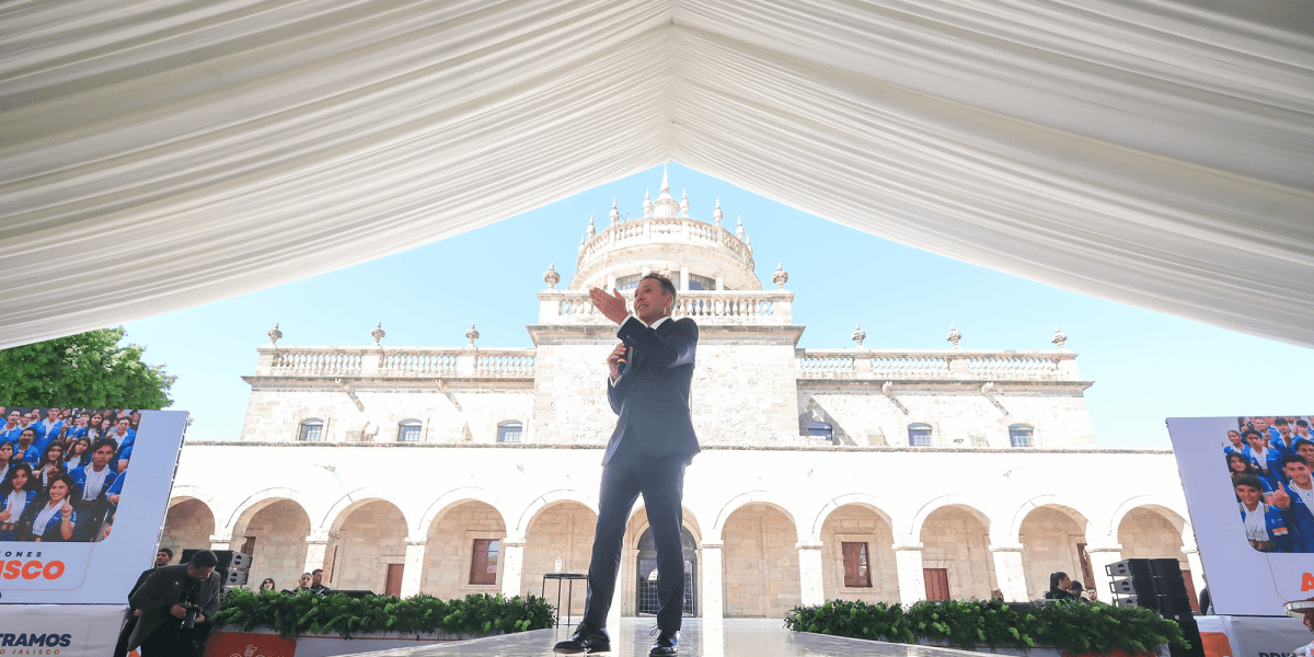 Le gouverneur Pablo Lemus Navarro présente un rapport sur ses activités un an après le début de son travail à la manière de Jalisco.