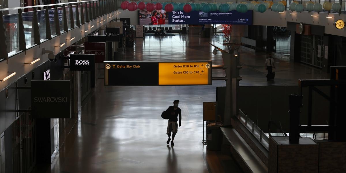 De Verenigde Staten gaan luchtvaartmaatschappijen vragen om vanaf vrijdag vluchten te annuleren vanwege de overheidssluiting.