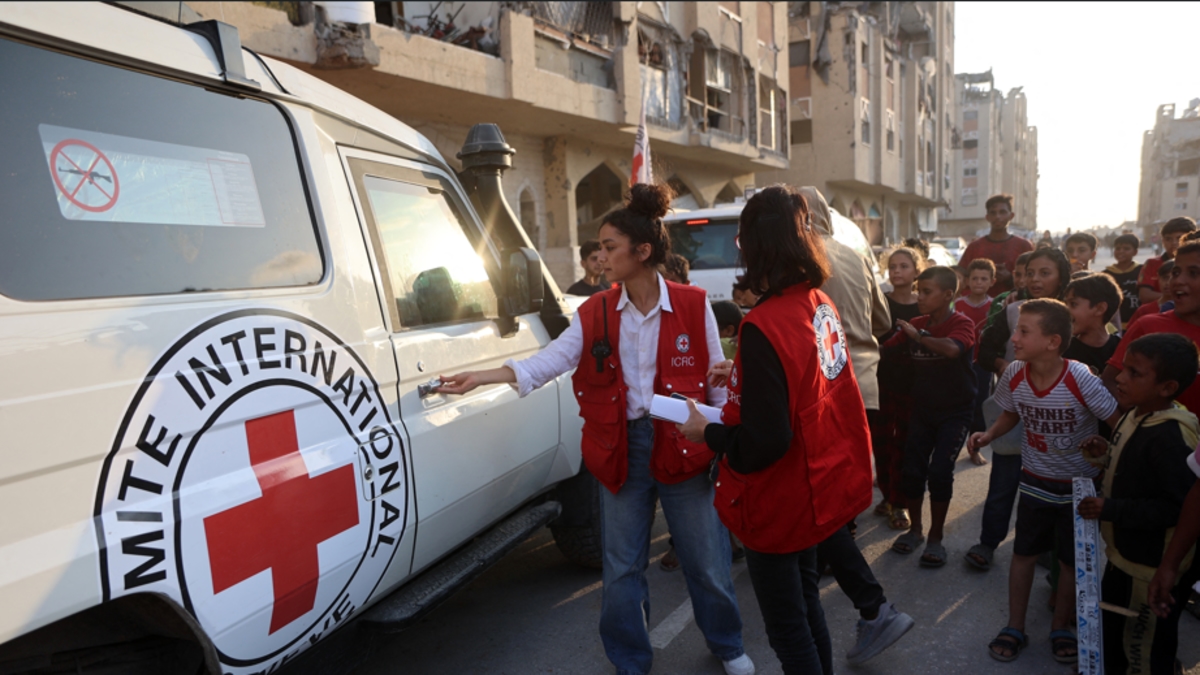 Israel recebe os corpos de dois reféns da Cruz Vermelha após acusar o Hamas de violar o acordo de paz e bombardear Gaza.