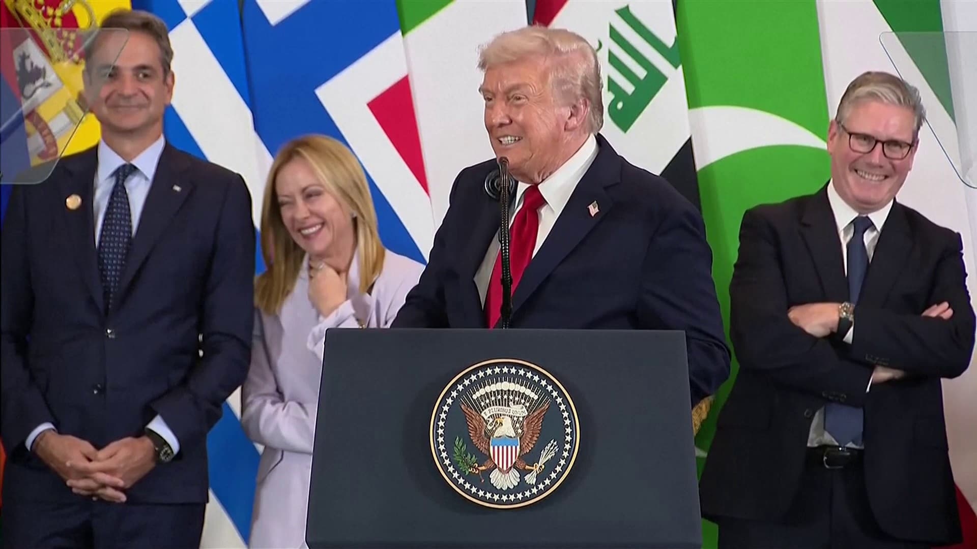 "Não acredito que você esteja se mantendo discreto": a provocação de Donald Trump a Emmanuel Macron na cúpula de paz de Gaza