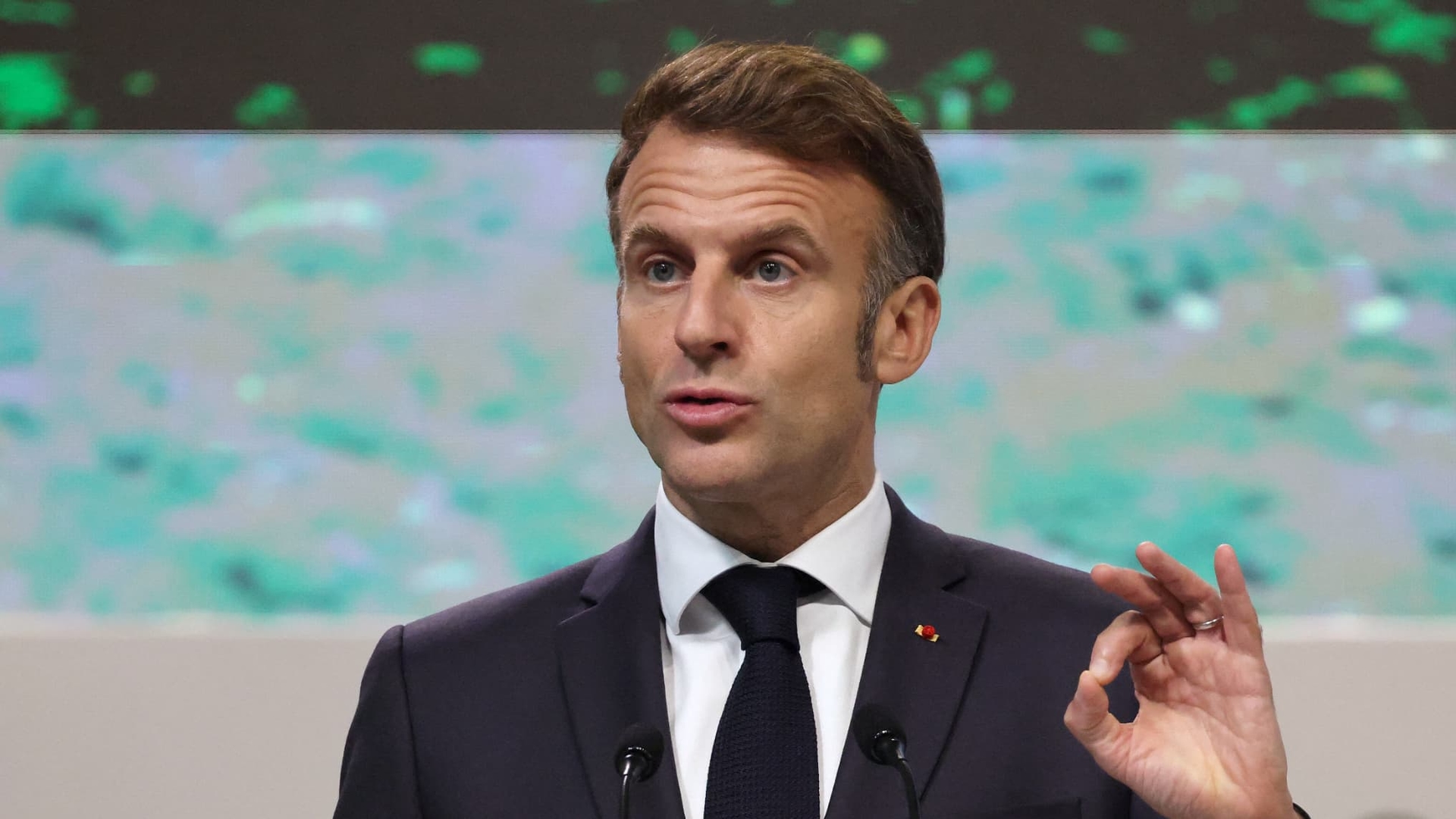 Au Brésil pour la COP30, Emmanuel Macron fustige les "prophètes de désordre qui sèment le doute quant à l'urgence climatique"