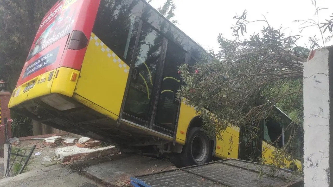 Un incidente spaventoso a Üsküdar! Un autobus della IETT con i freni rotti è rimasto appeso al muro.