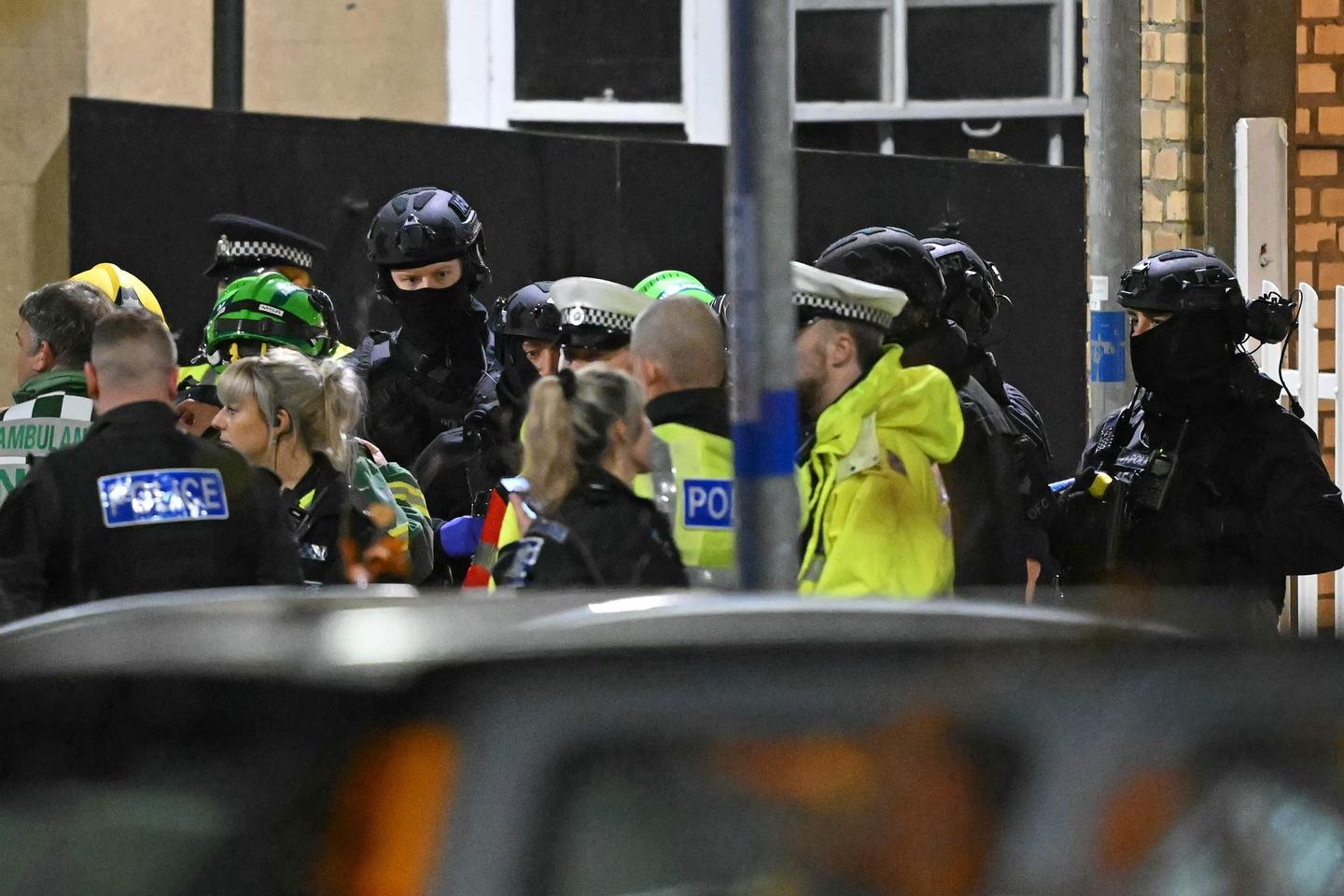 Англия: десять человек госпитализированы после ножевого нападения в поезде недалеко от Кембриджа; двое подозреваемых арестованы