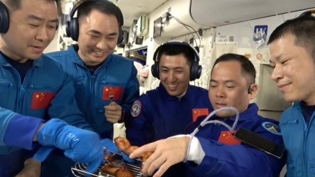 Eine Premiere auf der Raumstation! Chinesische Taikonauten grillten Fleisch und Hühnchen im Weltraum.