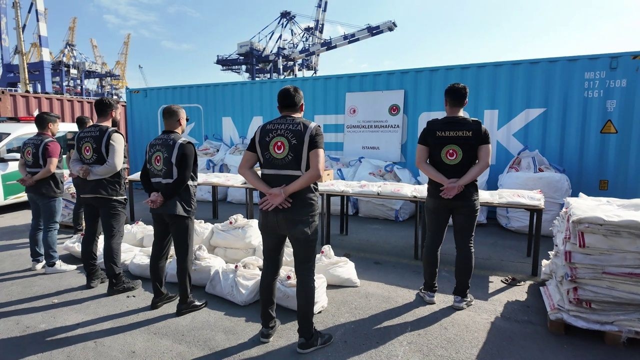 1,7 toneladas de cocaína apreendidas no Porto de Ambarlı foram expostas