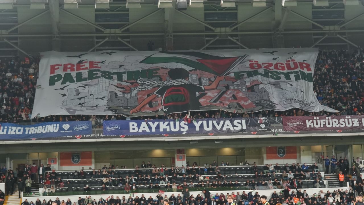 Başakşehir fans show support for Palestine
