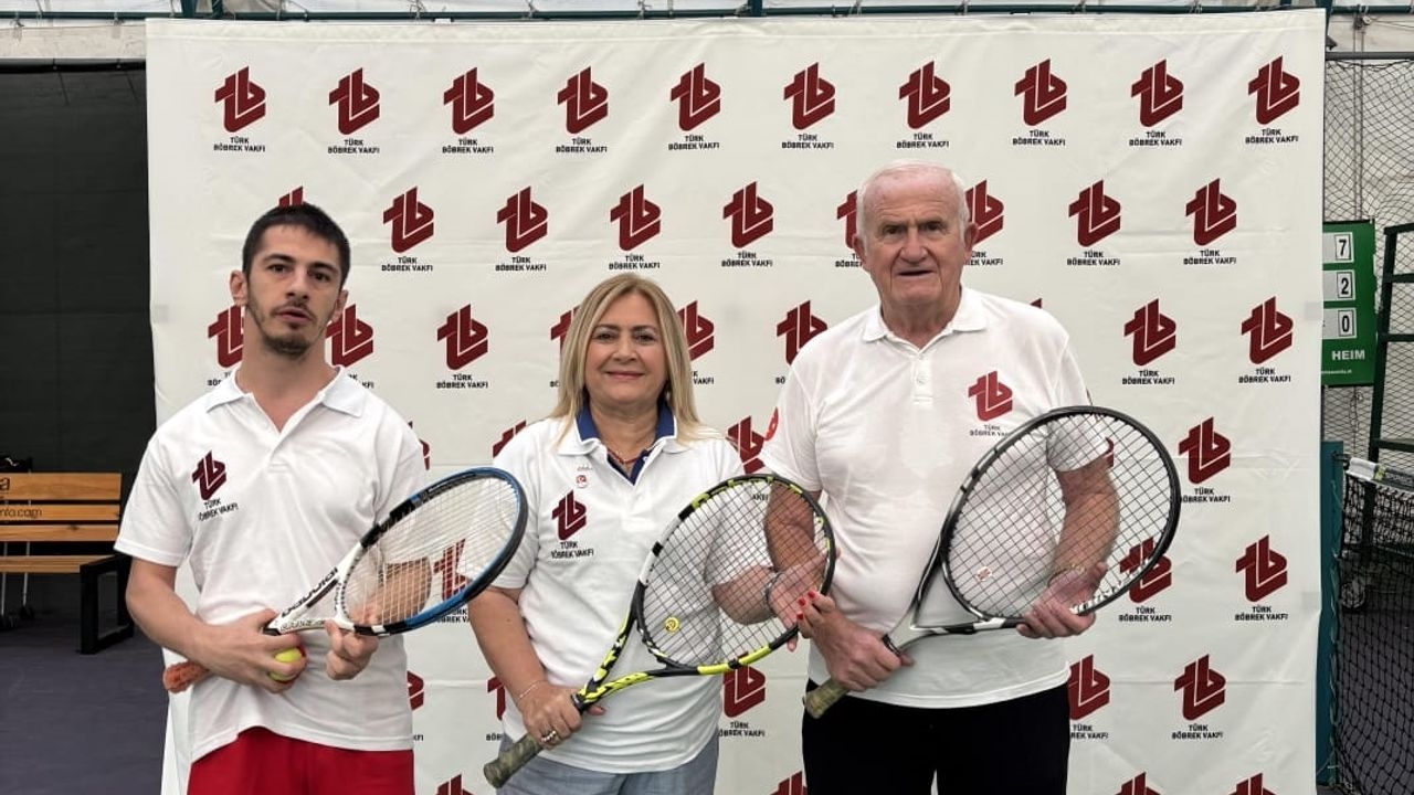 Het 3e Republiek Tennistoernooi, georganiseerd door de Turkse Nierstichting, is begonnen.