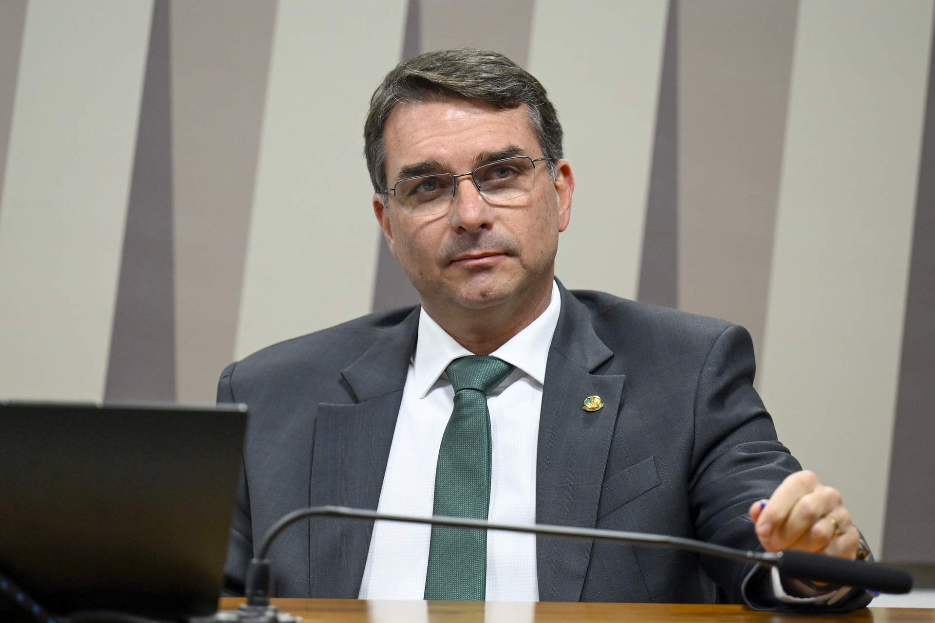“No picanha and no electricity,” says Flávio Bolsonaro after Aneel’s warning about the electrical system