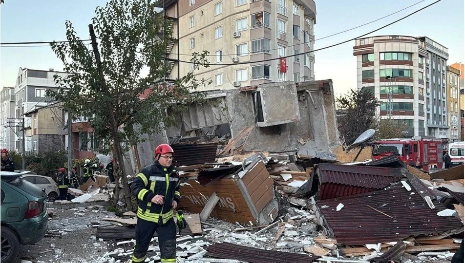 Un edificio de siete pisos se derrumbó en Gebze, causando la muerte de al menos dos personas.