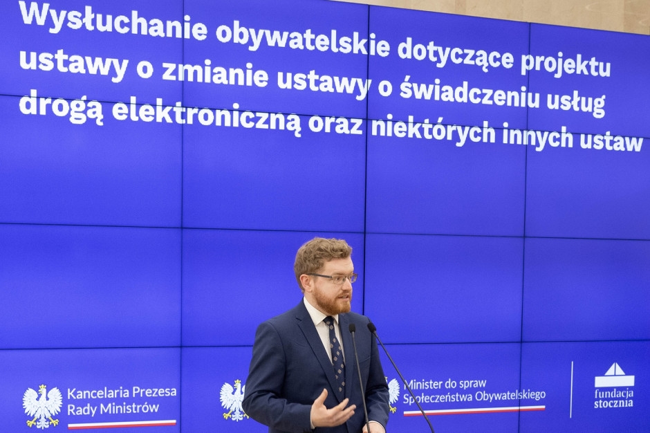 O projeto de lei polêmico está causando grande comoção, embora algumas das emendas da oposição tenham sido aprovadas.