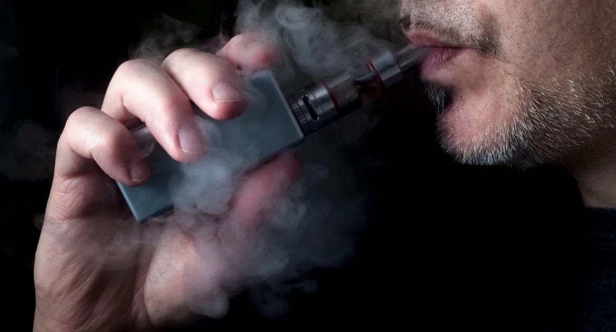 Cette tendance est visible dans la rue. Le nombre de fumeurs diminue, mais la popularité des cigarettes électroniques augmente.