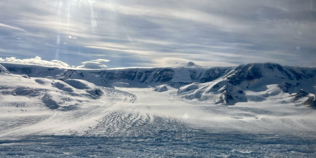 An Antarctic glacier is disappearing at a record speed in modern history: it is losing half its mass in two months.