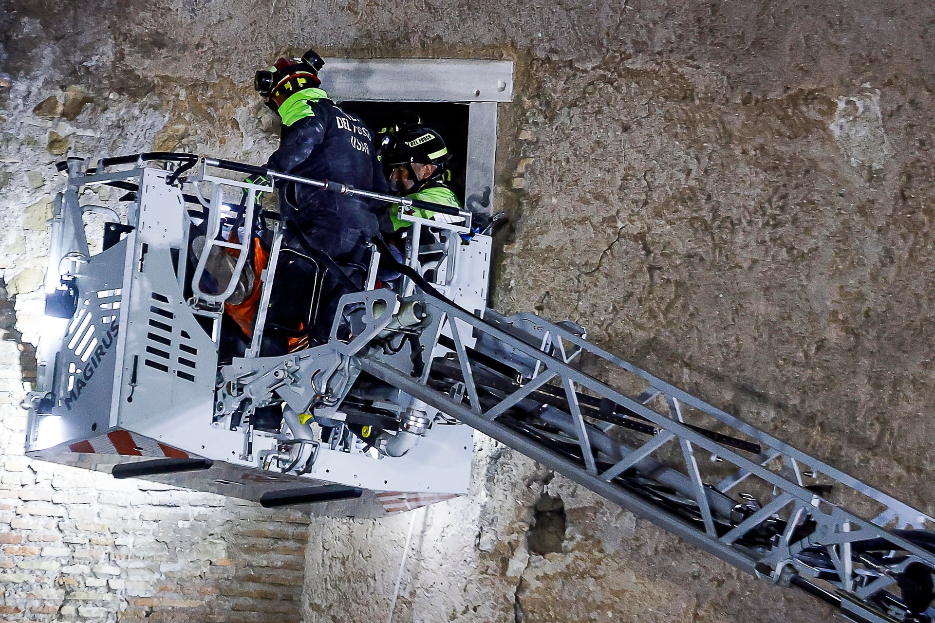 Roma'da Torre dei Conti'nin bir bölümünün çökmesi sonucu kurtarılan işçi hayatını kaybetti