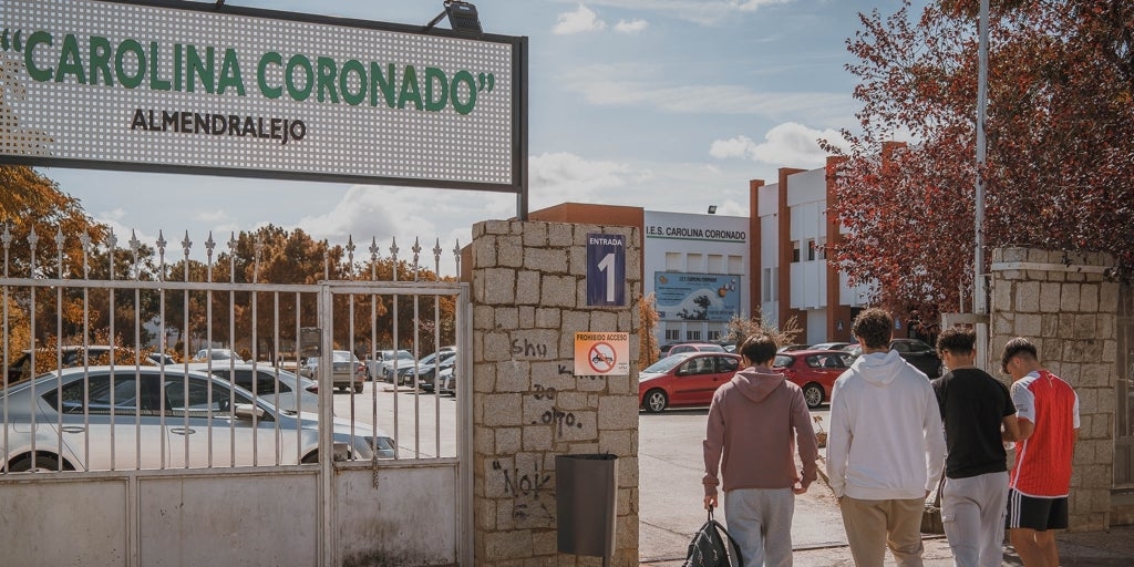 Two of the parents of the girls stripped naked with AI in Almendralejo: "Destroying my daughter's mental health has cost them only 1,200 euros"