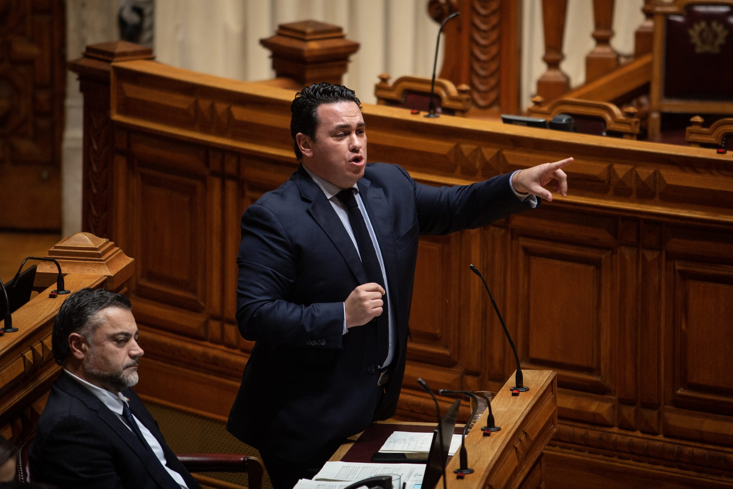 Chega Milletvekili Filipe Melo'nun parti üyesi ve ev hizmetçisine 9 bin avro borcu olduğu iddiasıyla yargılanıyor.