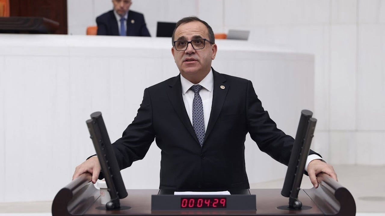 "Le aziende falliscono una dopo l'altra, il governo è ancora impegnato a far apparire l'economia come una facciata."