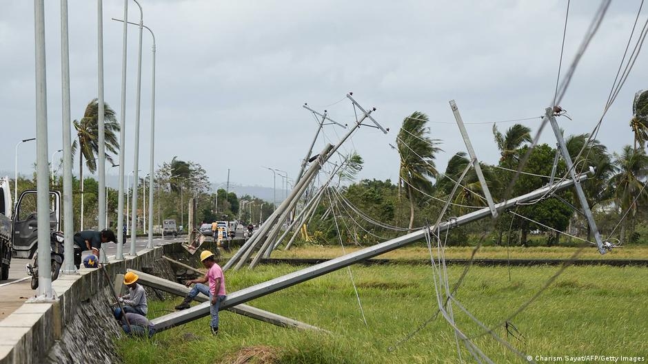 "Fung-Wong" Tayfunu Filipinler'in bazı bölgelerini felç etti