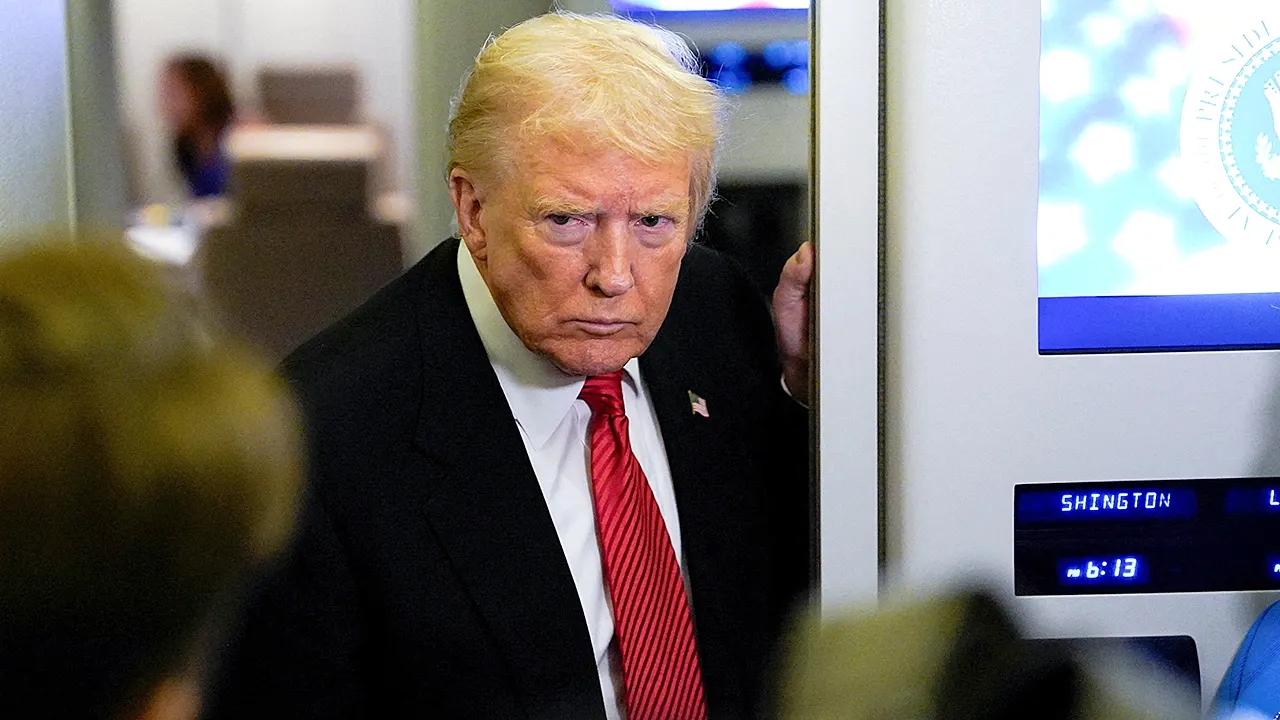 Senadores republicanos bloqueiam iniciativa bipartidária para suspender ação militar e ataques a barcos narcotraficantes no Caribe.