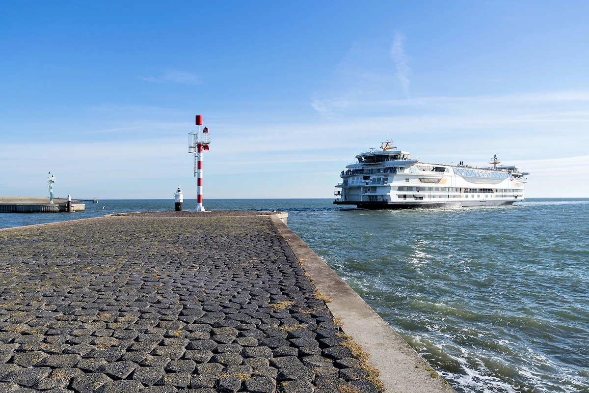 O ferry que faz a rota entre Trabzon e Sochi está sendo inspecionado há mais de oito horas, após dois dias no mar.