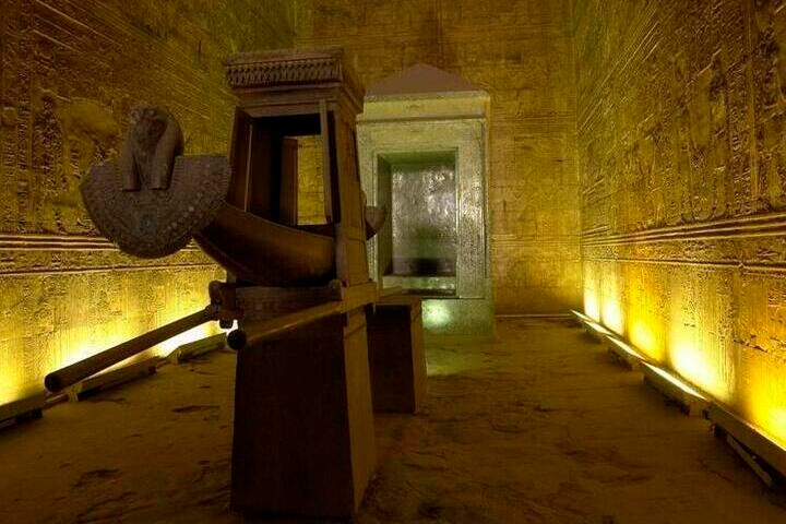 Onder de Egyptische piramiden zijn tunnels ontdekt die naar het hiernamaals leiden.