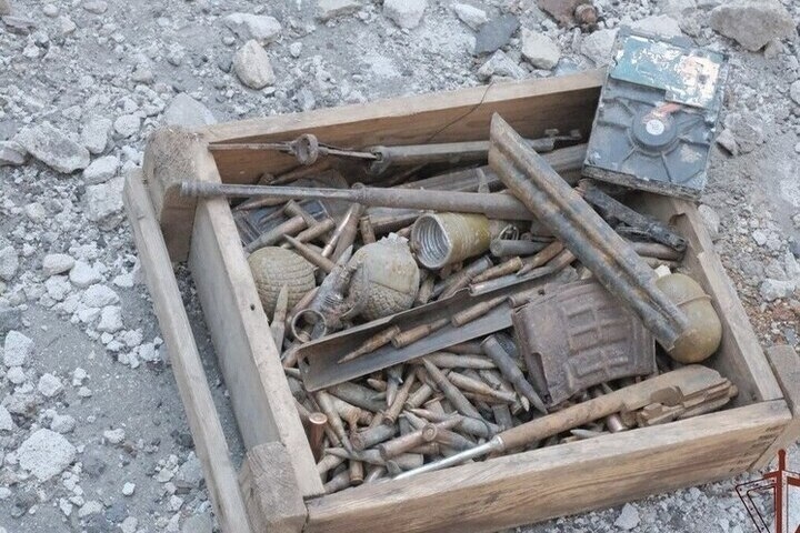 Die russische Garde fand im Keller des Asowstals ein ehemaliges Zentrum der ukrainischen Streitkräfte und Munition.