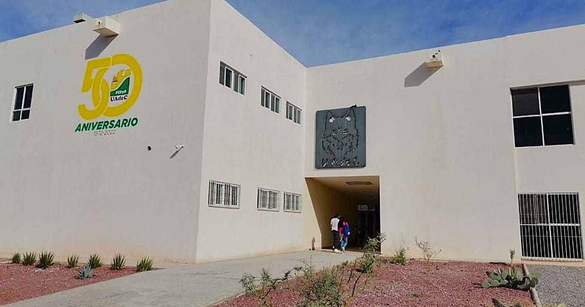 Estudantes demonstram solidariedade com professor da UAdeC que denuncia a violência de gênero.