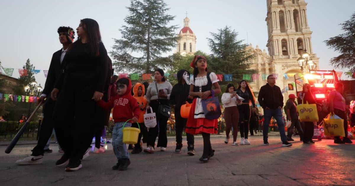 Entre disfraces y calaveritas, el Centro de Saltillo se convierte en pasarela nocturna por el Halloween