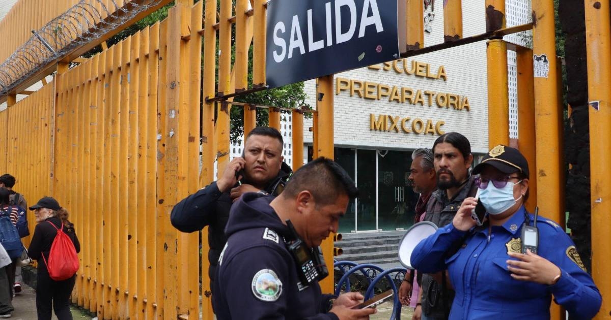 Alunos e funcionários foram evacuados das escolas de ensino médio 7 e 8 devido a supostas ameaças de violência.