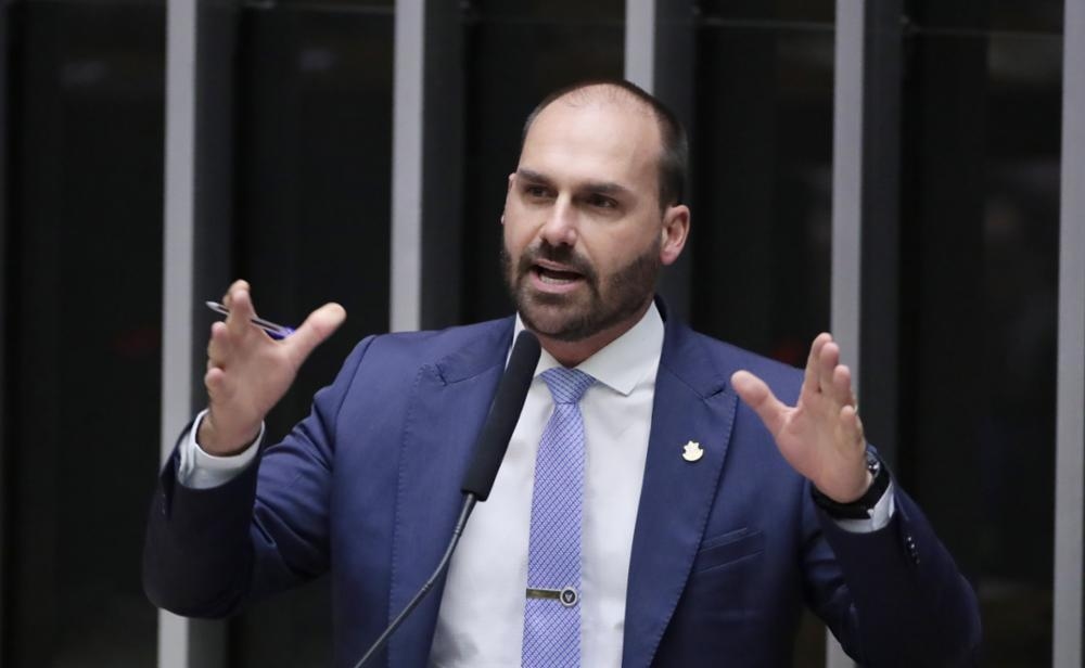 Het Openbaar Ministerie doet een beroep op Moraes om Eduardo Bolsonaro vrij te spreken van de aanklachten.