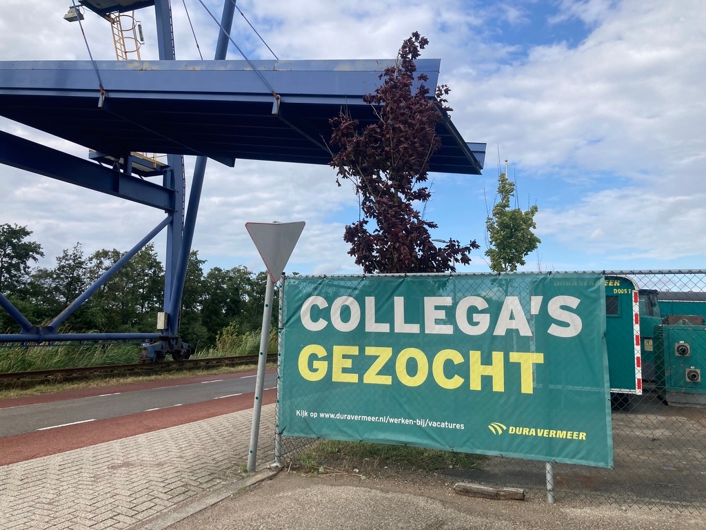 Nach vier Jahren übersteigt die Arbeitslosigkeit das Angebot an offenen Stellen bei Weitem.