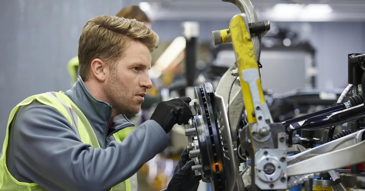 Cálculo da escassez de mão de obra qualificada por setor econômico