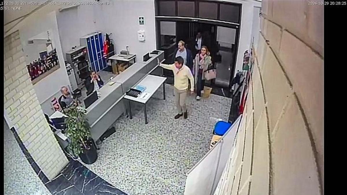 Mazón accompanied the journalist to the parking lot when she finished eating at El Ventorro.