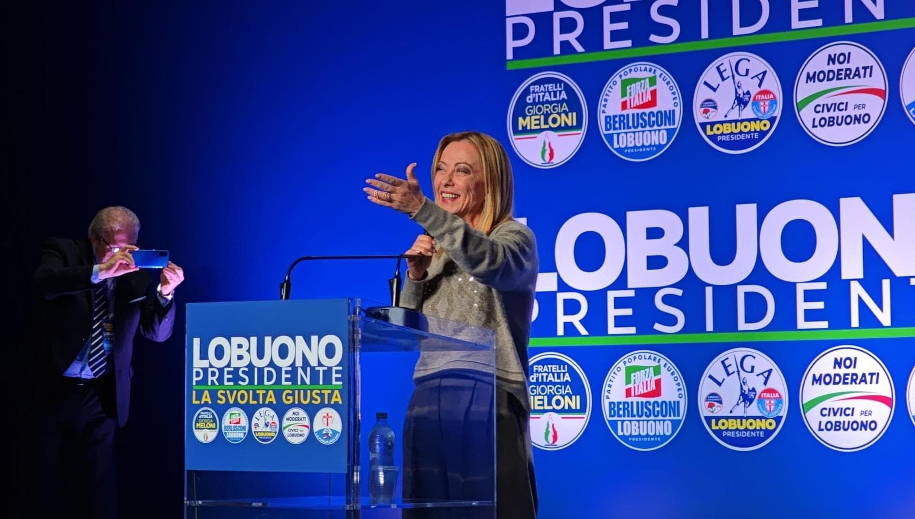 Meloni in Bari mit Tajani und Salvini, der für Lobuono spricht: „Gemeinsam gewinnen, genau wie Tatarella es gewollt hätte.“