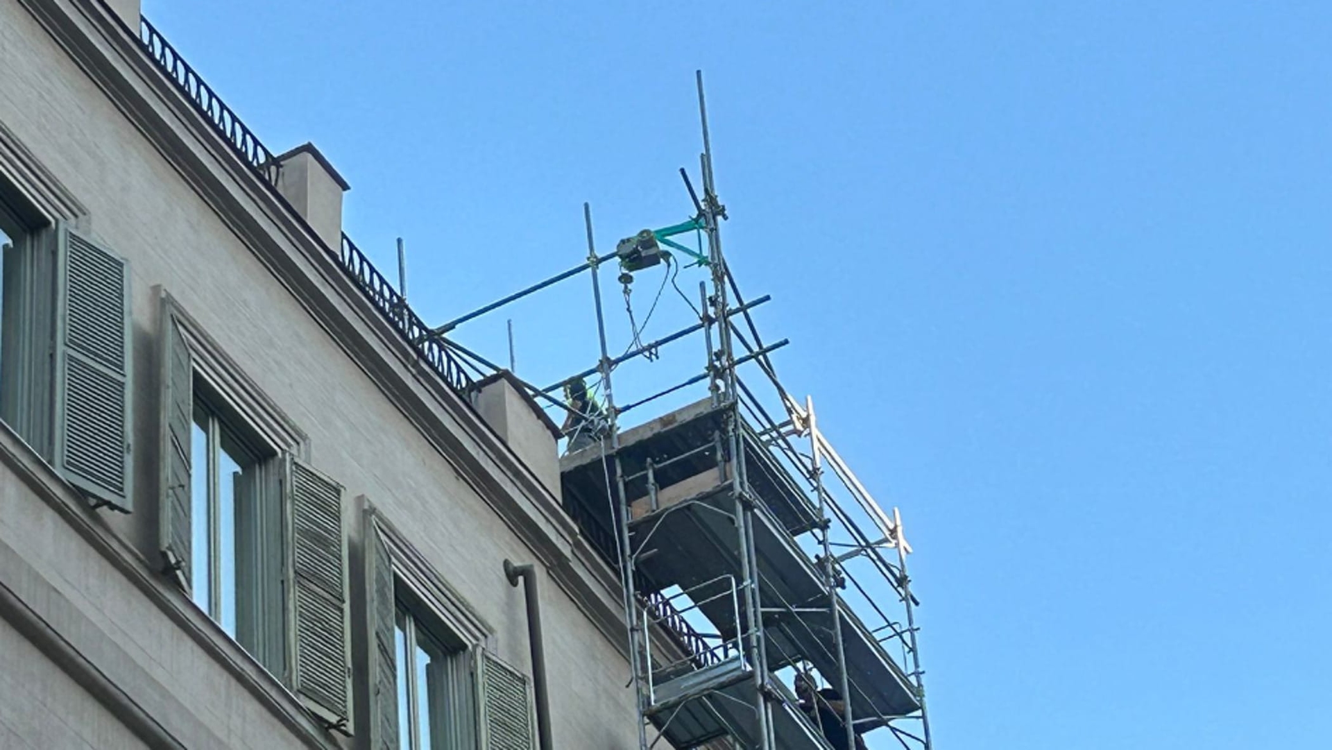 Werknemers zonder helmen, Meloni valt Repubblica aan: "Controverse om niets." De reactie van de krant